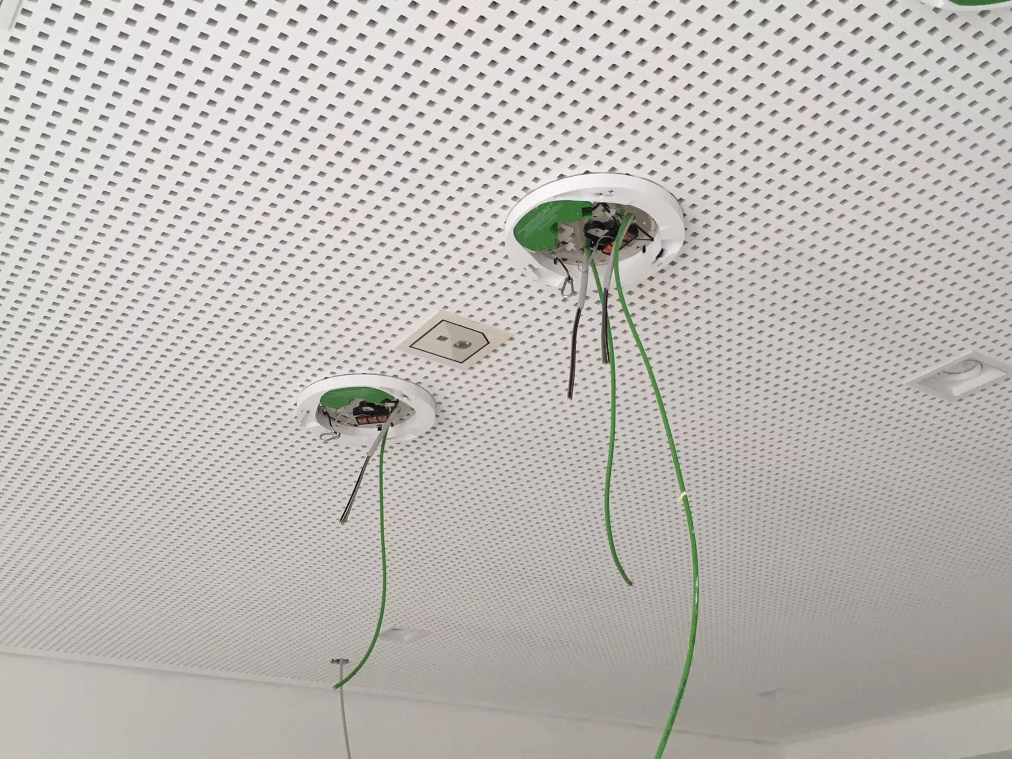 Kabel an der Decke eines Raumes befestigt.