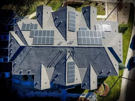 Eine Luftaufnahme eines Dachs mit Solaranlagen.