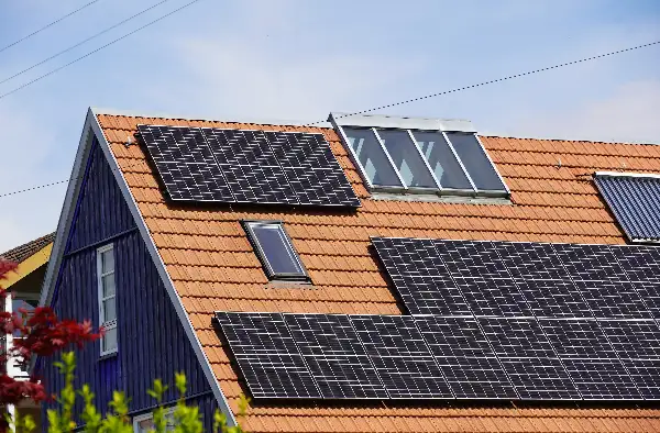 Solarpaneele auf dem Dach eines Hauses.